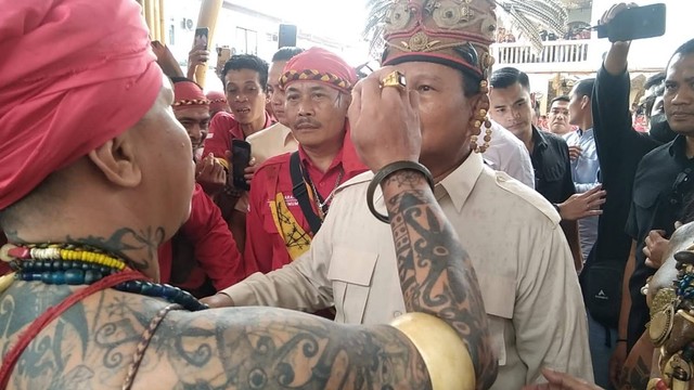 Pemimpin Pasukan Merah Dayak, Panglima Jilah saat menyambut kedatangan Prabowo Subianto. Foto: Dok. Hi!Pontianak