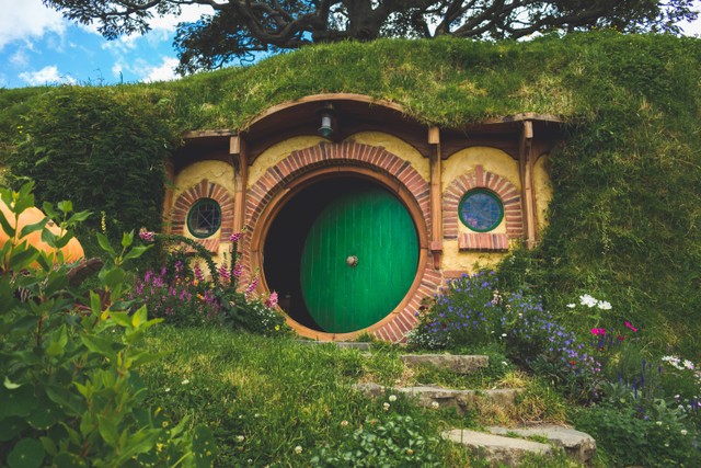 Ilustrasi wisata rumah Hobbit di Indonesia. Unsplash/Joshua Harris.