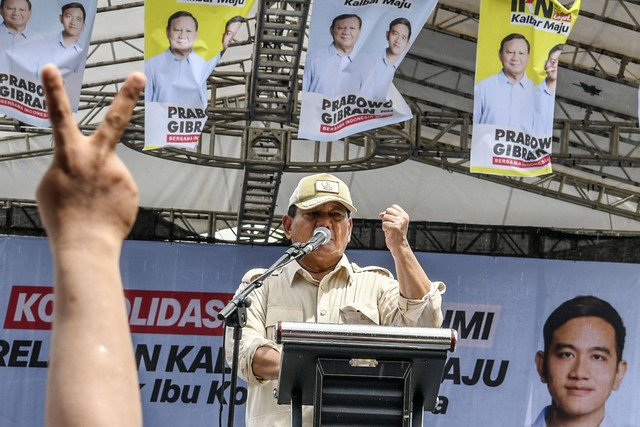 Calon presiden nomor urut 2 Prabowo Subianto menyampaikan pidato politik saat menghadiri acara konsolidasi dan silaturahmi relawan Kalimantan di Qubu Resort, Pontianak, Kalimantan Barat, Sabtu (20/1/2024). Foto: ANTARA FOTO/Galih Pradipta