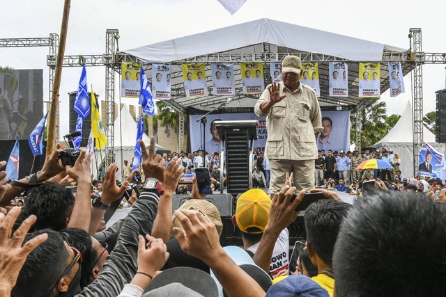 Calon presiden nomor urut 2 Prabowo Subianto menyapa relawan saat menghadiri acara konsolidasi dan silaturahmi relawan Kalimantan di Qubu Resort, Pontianak, Kalimantan Barat, Sabtu (20/1/2024). Foto: ANTARA FOTO/Galih Pradipta