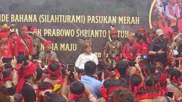 Prabowo bercerita belajar survival di hutan dari Etnis Dayak. Foto: Dok. Hi!Pontianak