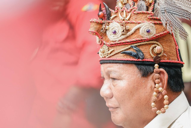 Capres 02 Prabowo Subianto menghadiri Bahaupm Bide Bahana (Silaturahmi) bersama ribuan Pasukan Merah Tariu Borneo Bangkule Rajakng (TBBR) di Kafe Kluwi, Pontianak, Kalimantan Barat, Sabtu (20/1) Foto: Dok. Istimewa