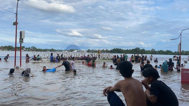 Waterfront Sintang berubah menjadi kolam renang raksasa karena banjir dari luapan Sungai Kapuas dan Sungai Melawi. Foto: Yus Rizal/Hi!Pontianak