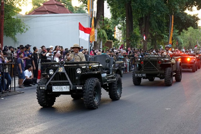 Jeep Willys saat mengikuti parade senja yang digelar Pemkot Surabaya beberapa waktu lalu. Foto: Diskominfo Surabaya