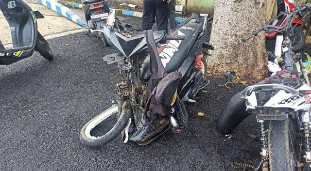 Penampakan motor yang dikendarai Reffi (14) setelah sepeda motornya ditabrak mobil  Bripka Alexander, Foto : Istimewa