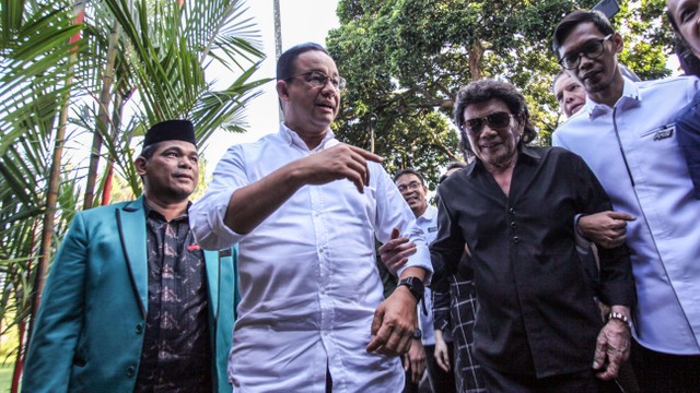 Capres nomor urut 1 Anies Baswedan (kiri) berjalan bersama Rhoma Irama (kanan) saat berkunjung ke markas Soneta Record, Kota Depok, Jawa Barat, Sabtu (20/1/2024). Foto: ANTARA FOTO/Yulius Satria Wijaya