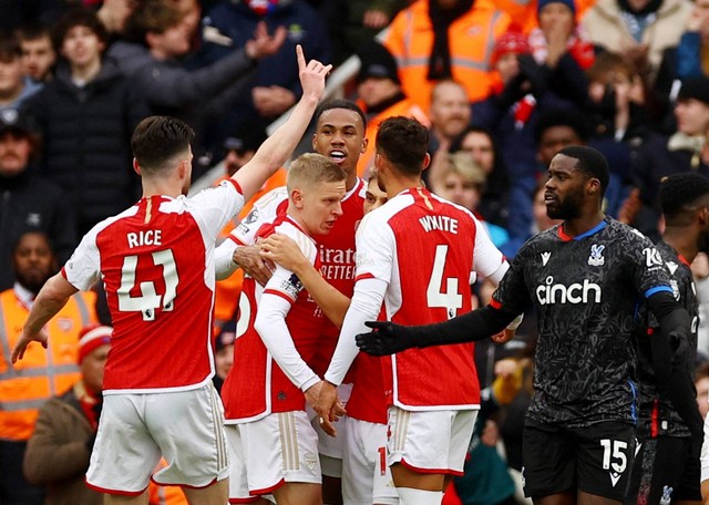 Gabriel dari Arsenal merayakan gol kedua mereka bersama rekan satu tim. Foto: REUTERS/Hannah Mckay