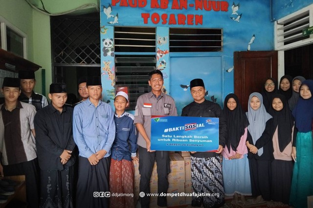 Dompet Dhuafa Jawa Timur menjalin kerjasama dengan PT Tempo cabang Kediri dalam rangka memberikan donasi berupa seperangkat alat kebersihan dan berbagai paket pembersih lantai pada awal bulan Januari ini. (20/01/2024) Dok. Dompet Dhuafa Jawa Timur