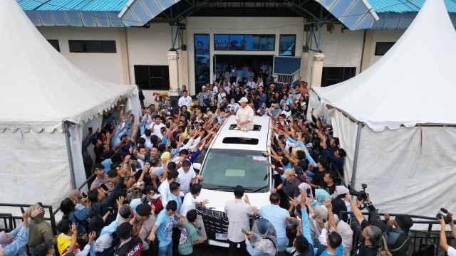 Capres nomor urut 02 Prabowo Subianto menyapa ribuan warga di GOR Rudy Resnawan, Banjarbaru, Kalimantan Selatan (Kalsel), Sabtu (20/1). Foto: Dok. Istimewa