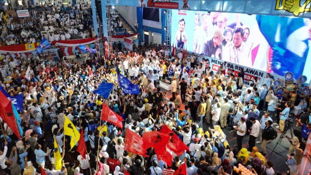 Capres nomor urut 02 Prabowo Subianto menyapa ribuan warga di GOR Rudy Resnawan, Banjarbaru, Kalimantan Selatan (Kalsel), Sabtu (20/1). Foto: Dok. Istimewa