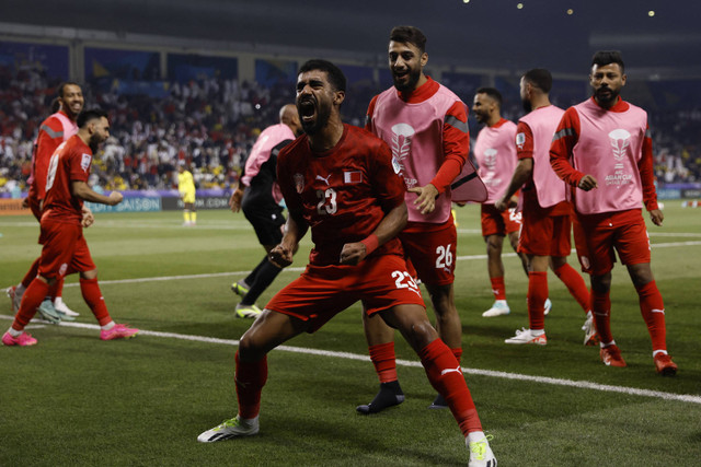 Bek Bahrain Abdullah al-Khalasi merayakan kemenangan pada pertandingan sepak bola Grup E Piala Asia AFC Qatar 2023 antara Bahrain dan Malaysia di Stadion Jassim bin Hamad di Doha pada 20 Januari 2024. Foto: KARIM JAAFAR / AFP