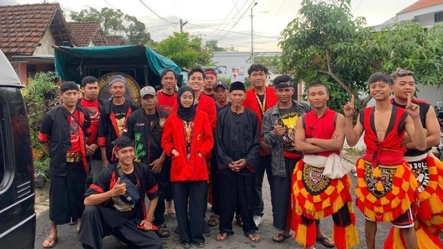 9 Januari 2024 - pukul 15.51 WIB (foto ini diambil secara pribadi oleh Devi Ayu) || Suasana setelah pertunjukkan pentas kesenian reog di Dusun Ledok, Pacet Mojokerto.