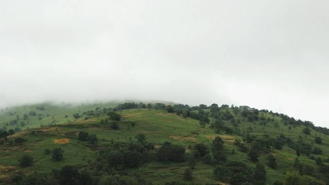 Wisata di kawasan Punclut. Foto hanya ilustrasi, bukan tempat sebenarnya. Sumber: Unsplash/Les Argonautes