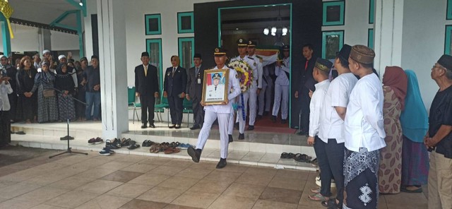 Suasana haru mengiringi upacara pelepasan jenazah Wabup Mempawah. Foto: M. Zain/Hi!Pontianak