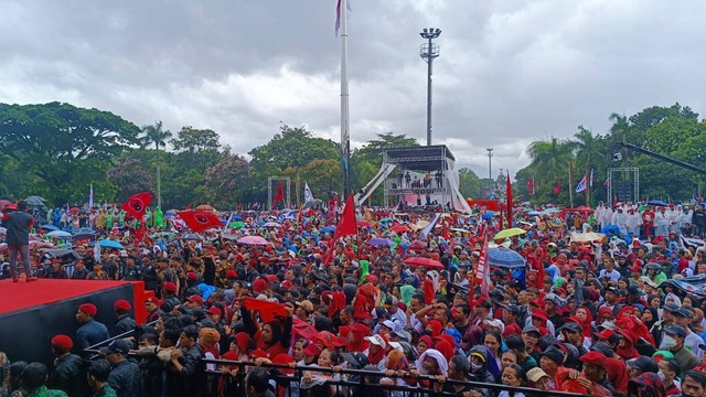 Hujan deras di kampanye akbar paslon 03 di Lapangan Tegalega Bandung, Minggu (21/1/2024). Foto: Thomas Bosco/kumparan