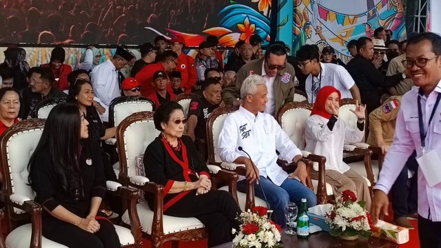 Ganjar Pranowo dan Megawati menghadiri Hajatan Rakyat di Bandung, Minggu (21/1/2024). Foto: Thomas Bosco/kumparan