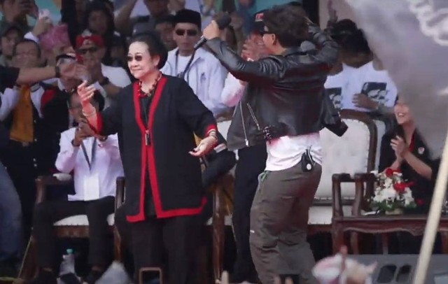 Megawati joget bareng Slank di acara kampanye akbar. Foto: Dok. Istimewa