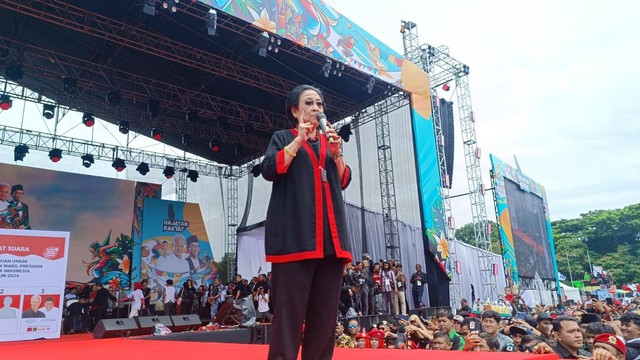 Megawati menyampaikan orasi di Kampanye Akbar perdana di Bandung, Minggu (21/1/2024). Foto: Thomas Bosco/kumparan