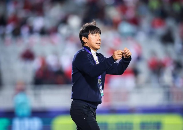 Shin Tae-yong saat laga Timnas Indonesia vs Vietnam dalam matchday kedua Grup D Piala Asia di Abdullah Bin Khalifa Stadium, Qatar, pada Jumat (19/1/2024). Foto: PSSI