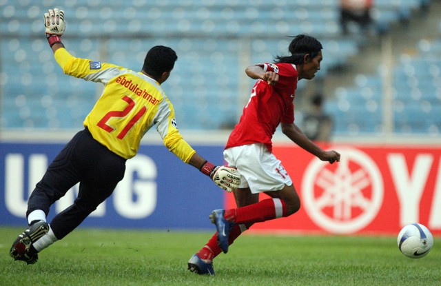 Pemain tim nasional sepak bola Indonesia Budi Sudarsono (kanan) menghindari kiper Bahrain Abdulrahman untuk mencetak gol selama pertandingan sepak bola Grup D Piala Asia 2007 di Stadion Bung Karno di Jakarta, 10 Juli 2007. Foto: Jewel Samad/AFP