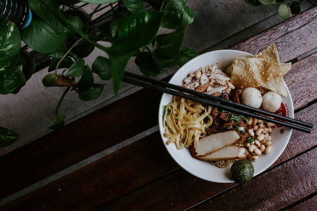 Mie Ayam dan Bakso Tonjeh. Foto Hanya Ilustrasi, Bukan Tempat Sebenarnya. Sumber Unsplash Lampos Aritonang