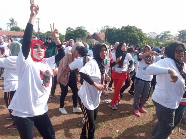 Ratusan warga yang didominasi emak-emak, milenial, dan gen z saat mengikuti senam gemoy di lapangan Desa Cipeujeh Kulon, Kecamatan Lemahabang, Kabupaten Cirebon, Minggu (21/1). Foto: Istimewa