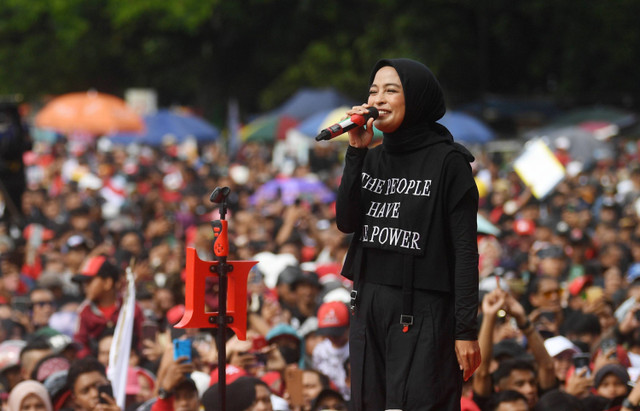 Vokalis Kotak Tantri tampil saat kampanye terbuka perdana capres-cawapres nomor urut 3 Ganjar Pranowo-Mahfud MD bertajuk Hajatan Rakyat di Lapangan Tegalega, Bandung, Jawa Barat, Minggu (21/1/2024). Foto: Akbar Nugroho Gumay/Antara Foto