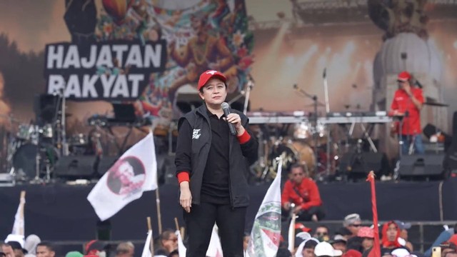 Ketua DPP PDIP Puan Maharani memberikan pidato saat menghadiri acara Kampanye Akbar Ganjar-Mahfud di GOR Delta, Sidoarjo , Minggu (21/1/2024). Foto: Youtube/Ganjar Pranowo