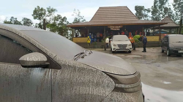 Erupsi Gunung Merapi membuat Desa Tegalmulyo, Kecamatan Kemalang, Kabupaten Klaten, diguyur hujan abu, Minggu (21/1/2024). Foto: kumparan