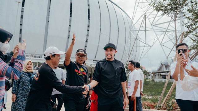 Sahroni temui warga Kampung Bayam. Foto: Dok. Istimewa