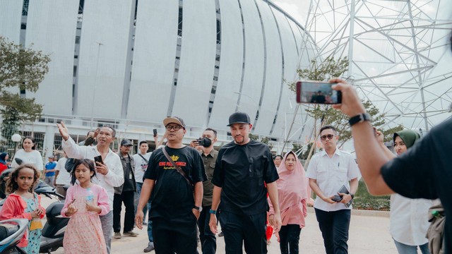 Sahroni temui warga Kampung Bayam. Foto: Dok. Istimewa