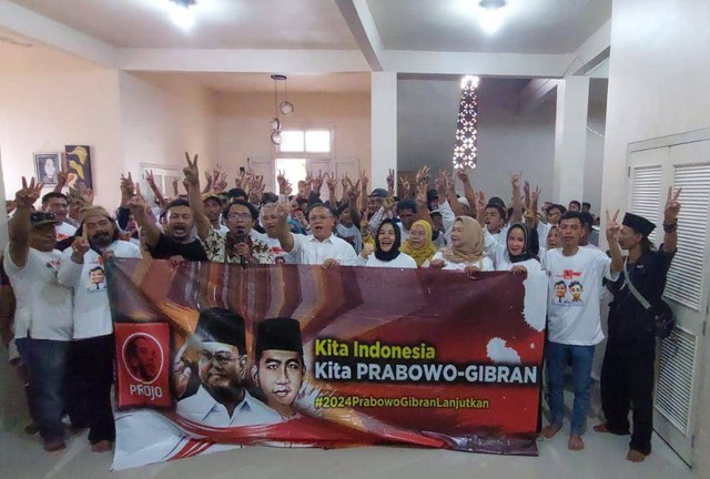 Relawan Pro Jokowi (Projo) Kabupaten Cirebon bersama kelompok emak-emak saat mendeklarasikan dukungan kepada pasangan Prabowo-Gibran pada Pilpres 2024 nanti. Foto: Tarjoni/Ciremaitoday