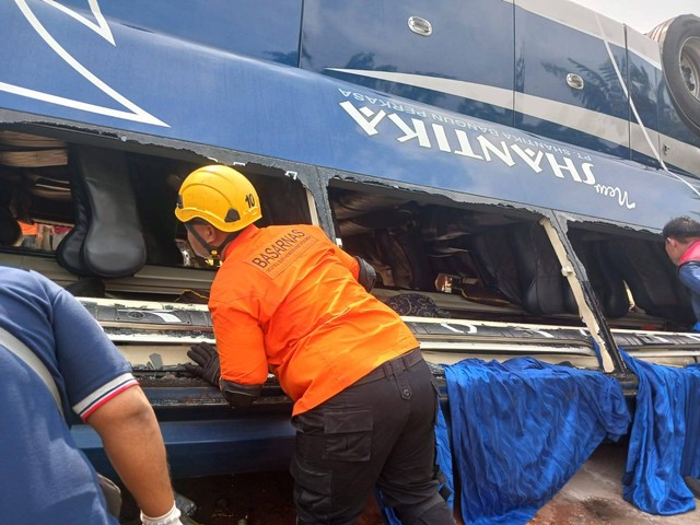 Petugas saat mengevakuasi korban kecelakan bus yang terjun di Tol Batang - Pemalang. Foto: Basarnas