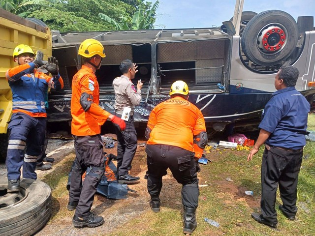 Evakuasi korban bus New Shantika yang kecelakaan di Tol Batang-Pemalang. Dok: Basarnas