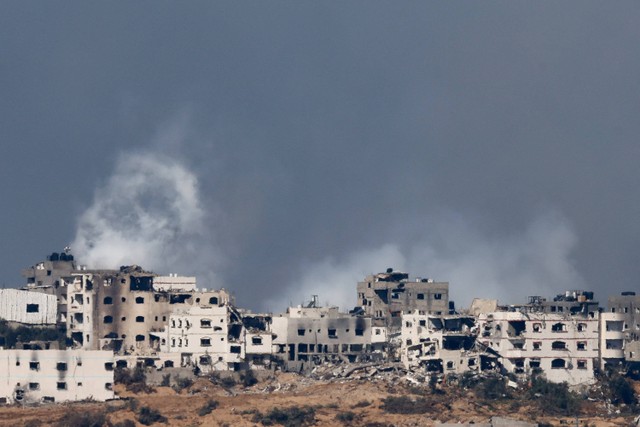 Asap mengepul di atas Gaza, di tengah konflik yang sedang berlangsung antara Israel dan kelompok Islam Hamas, seperti yang terlihat dari Israel, 18 Januari 2024. Foto: Tyrone Siu/Reuters