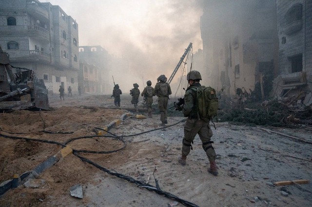 Tentara Israel beroperasi di Jalur Gaza di tengah konflik yang sedang berlangsung antara Israel dan kelompok Islam Palestina Hamas, dalam gambar selebaran yang dirilis pada 21 Januari 2024. Foto: Israel Defense Forces/Reuters