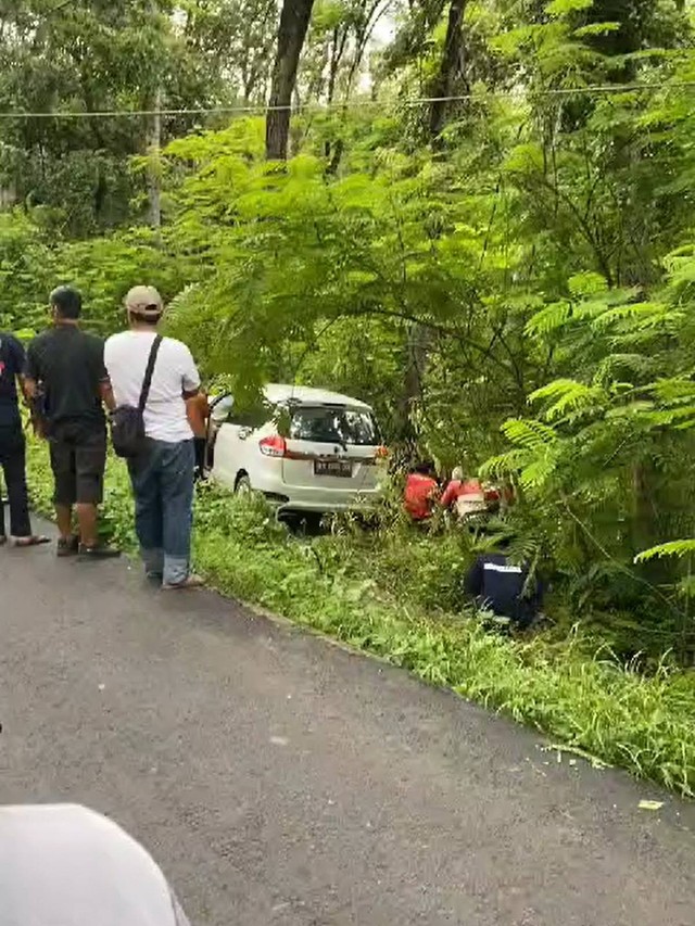 Kondisi mobil yang alami kecelakaan di timur objek wisata Khayangan Api, turut Desa Sendangharjo Kecamatan Ngasem, Kabupaten Bojonegoro. Minggu (21/01/2024) (Aset: Istimewa)