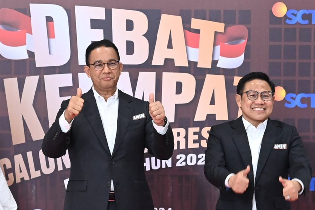 Pasangan calon presiden dan calon wakil presiden nomor urut 1 Anies Baswedan (kiri) dan Muhaimin Iskandar (kanan) saat tiba di lokasi Debat Keempat Pilpres 2024 di Jakarta Convention Center (JCC), Jakarta, Minggu (21/1/2024). Foto: Indrianto Eko Suwarso/Antara Foto