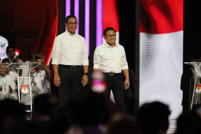 Pasangan calon presiden dan calon wakil presiden nomor urut 1 Anies Baswedan dan Muhaimin Iskandar saat Debat Keempat Pilpres 2024 di Jakarta Convention Center (JCC), Jakarta, Minggu (21/1/2024). Foto: Iqbal Firdaus/kumparan