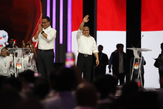 Pasangan calon presiden dan calon wakil presiden nomor urut 1 Anies Baswedan dan Muhaimin Iskandar saat Debat Keempat Pilpres 2024 di Jakarta Convention Center (JCC), Jakarta, Minggu (21/1/2024). Foto: Iqbal Firdaus/kumparan