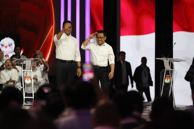 Pasangan calon presiden dan calon wakil presiden nomor urut 1 Anies Baswedan dan Muhaimin Iskandar saat Debat Keempat Pilpres 2024 di Jakarta Convention Center (JCC), Jakarta, Minggu (21/1/2024). Foto: Iqbal Firdaus/kumparan