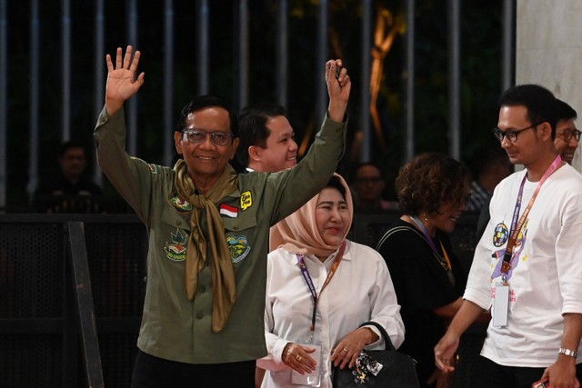 Calon wakil presiden nomor urut 3 Mahfud MD (kiri) saat tiba di lokasi Debat Keempat Pilpres 2024 di Jakarta Convention Center (JCC), Jakarta, Minggu (21/1/2024). Foto: Indrianto Eko Suwarso/Antara Foto