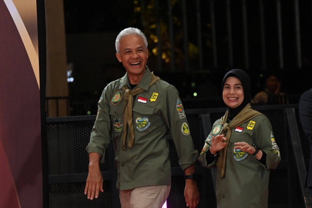 Calon presiden nomor urut 3 Ganjar Pranowo (kiri) bersama istri saat tiba di lokasi Debat Keempat Pilpres 2024 di Jakarta Convention Center (JCC), Jakarta, Minggu (21/1/2024). Foto: Indrianto Eko Suwarso/Antara Foto