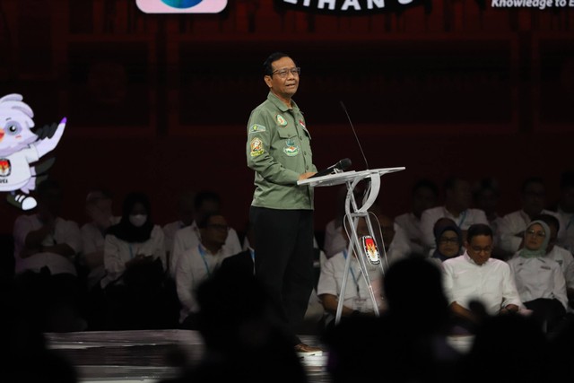 Cawapres nomor urut 3 Mahfud MD memaparkan visi dan misi  saat Debat Keempat Pilpres 2024 di Jakarta Convention Center (JCC), Jakarta, Minggu (21/1/2024). Foto: Iqbal Firdaus/kumparan