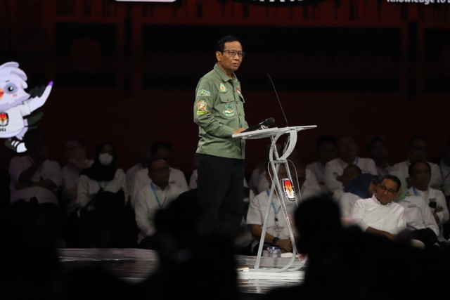 Cawapres nomor urut 3 Mahfud MD memaparkan visi dan misi  saat Debat Keempat Pilpres 2024 di Jakarta Convention Center (JCC), Jakarta, Minggu (21/1/2024). Foto: Iqbal Firdaus/kumparan