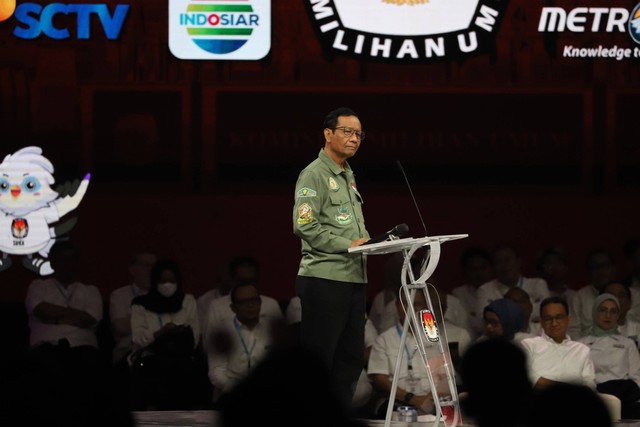 Cawapres nomor urut 3 Mahfud MD memaparkan visi dan misi  saat Debat Keempat Pilpres 2024 di Jakarta Convention Center (JCC), Jakarta, Minggu (21/1/2024). Foto: Iqbal Firdaus/kumparan