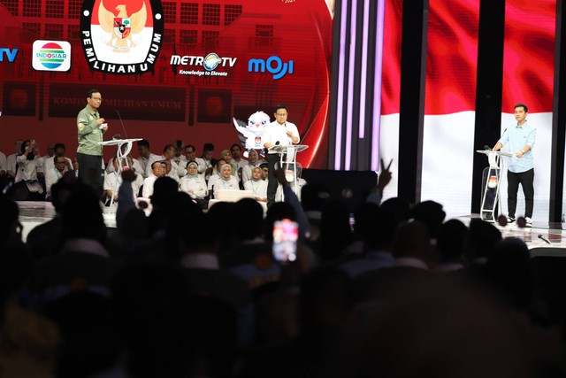 Suasana saat cawapres memaparkan visi dan misi saat Debat Keempat Pilpres 2024 di Jakarta Convention Center (JCC), Jakarta, Minggu (21/1/2024). Foto: Iqbal Firdaus/kumparan