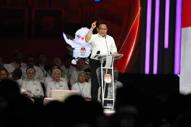 Cawapres nomor urut 1 Muhaimin Iskandar memaparkan visi dan misi  saat Debat Keempat Pilpres 2024 di Jakarta Convention Center (JCC), Jakarta, Minggu (21/1/2024). Foto: Iqbal Firdaus/kumparan