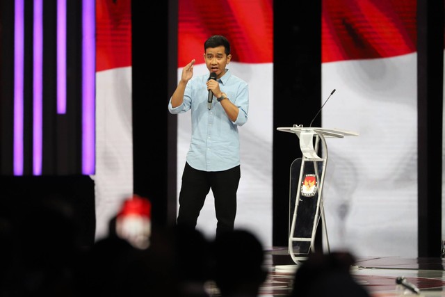 Cawapres nomor urut 2 Gibran Rakabuming Raka memaparkan visi dan misi  saat Debat Keempat Pilpres 2024 di Jakarta Convention Center (JCC), Jakarta, Minggu (21/1/2024). Foto: Iqbal Firdaus/kumparan