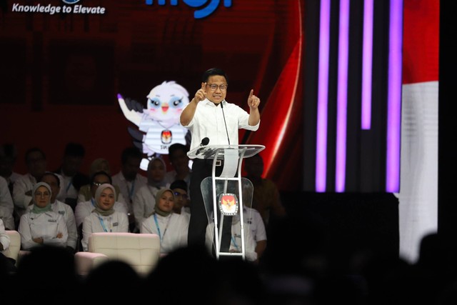 Cawapres nomor urut 1 Muhaimin Iskandar memaparkan visi dan misi  saat Debat Keempat Pilpres 2024 di Jakarta Convention Center (JCC), Jakarta, Minggu (21/1/2024). Foto: Iqbal Firdaus/kumparan